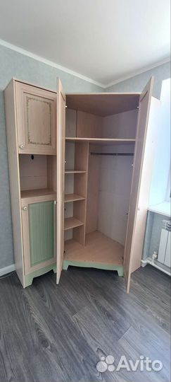 Продам спальный гарнитур (кровать, шкаф, стол)