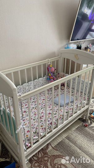 Детская кроватка с маятником