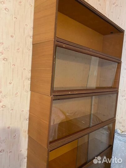 Книжные полки со стеклом