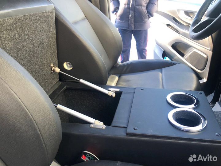 Бар подлокотник в Мерседес Виано, 639,447