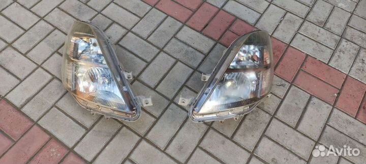 Toyota isis фара