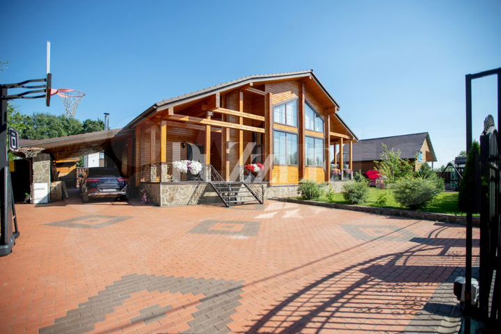 Дом 274 м² на участке 10,9 сот.