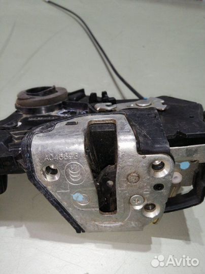 Замок двери передний левый Toyota Avensis