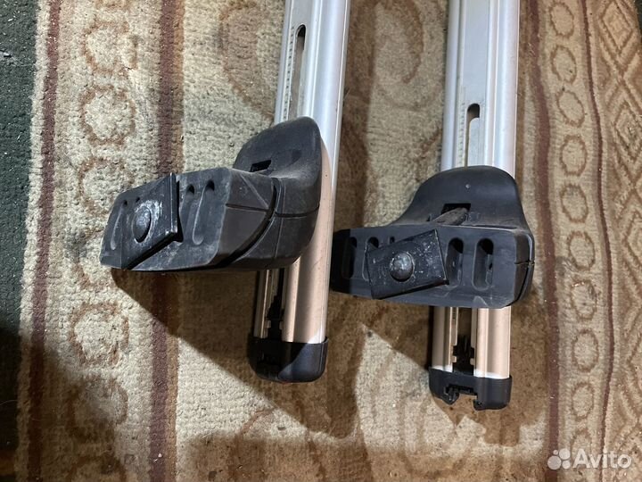 Две поперечины и замки Thule на крышу Land Rover