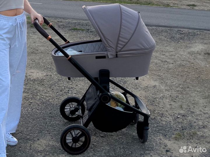 Коляска 2 в 1 Carrello Epica 2022 Черная рама (Беж