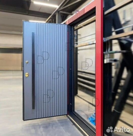 Красная металлическая дверь с терморазрывом