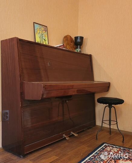 Пианино Красный Октябрь и винтовой табурет