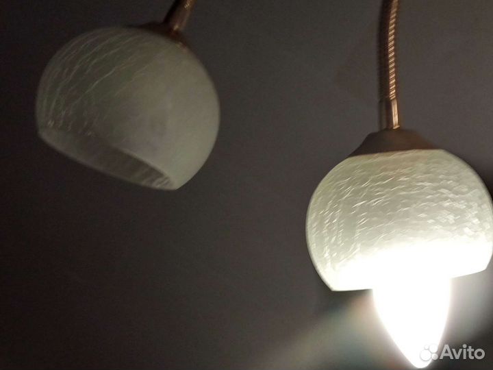 Люстра потолочная подвесная. Регулируемая плафоны