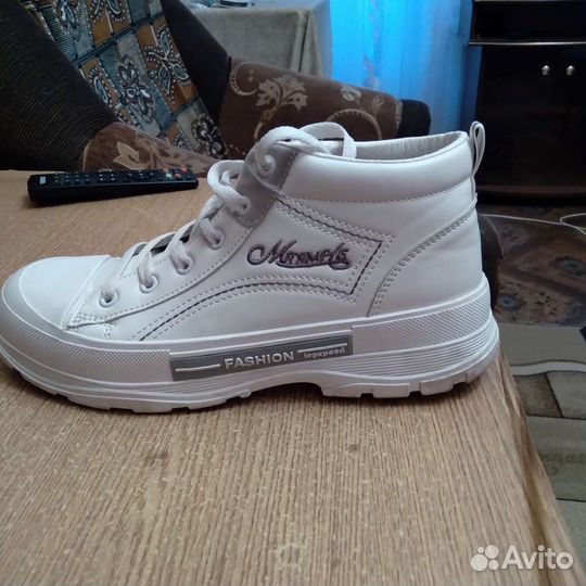 Кроссовки женские