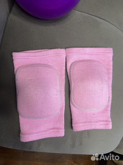 Обруч, мяч, наколенники гимнастические