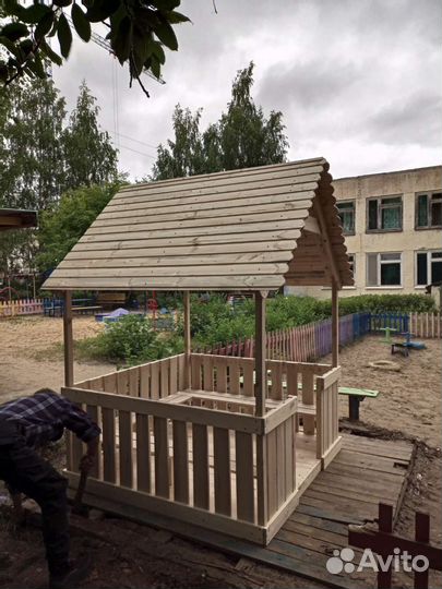 Деревянный домик для детской площадки