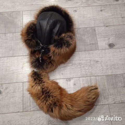 Мужская лисья щапка и три женские кроличьи шапки