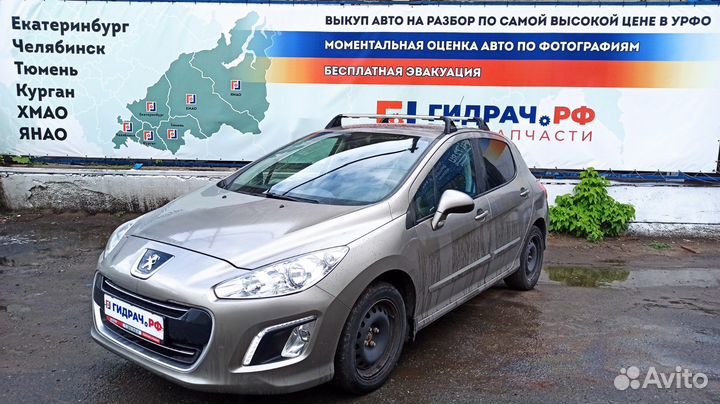 Подлокотник Peugeot 308 7589SV. Дефект крепления