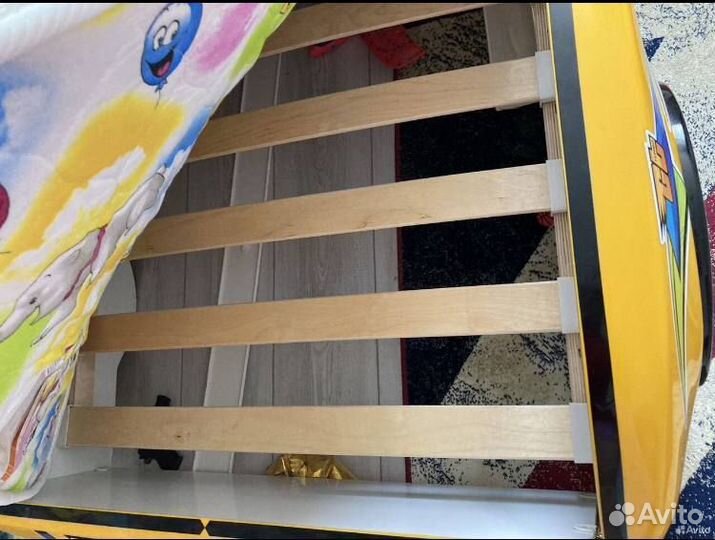 Детская кровать в виде машины