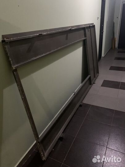 Дверь железная с замком и ключами