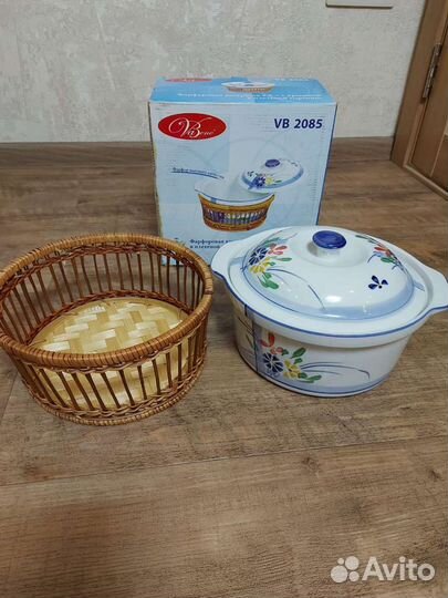 Фарфоровая кастрюля в плетёной корзине
