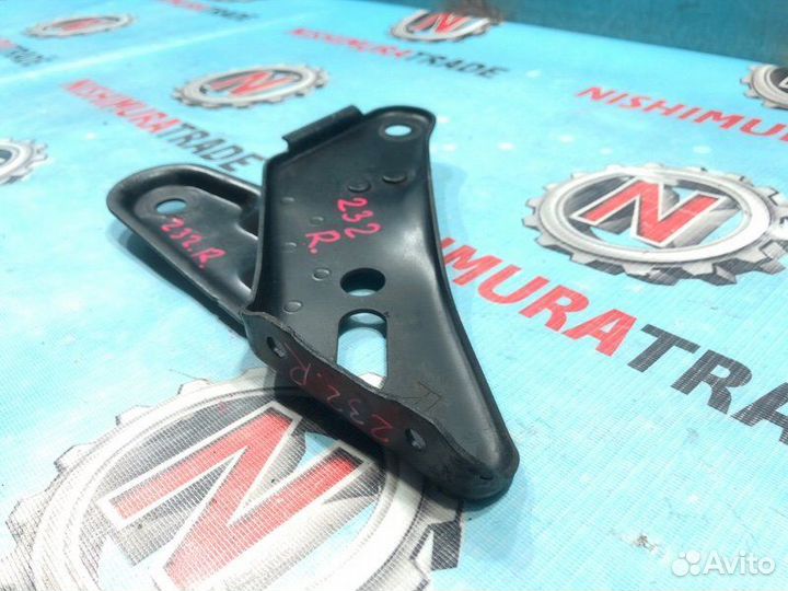 Крепление бампера переднее правое Toyota Hilux