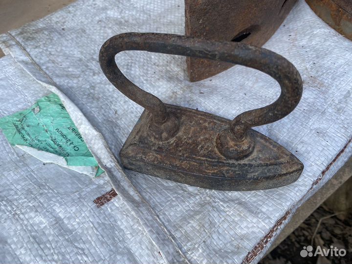 Старинный угольный утюг