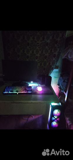 Игровой пк с монитором и клавиатурой