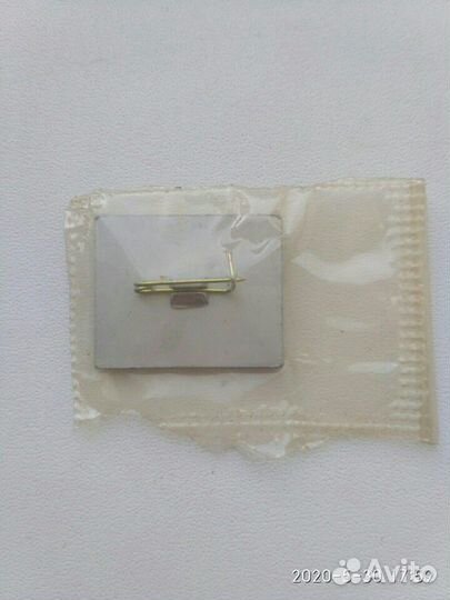 Значок квз 1990г.,запечатан