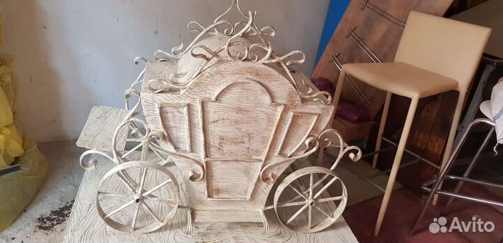 Декортативная карета на подиуме