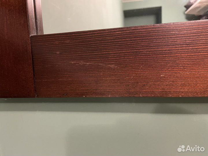 Зеркало в деревянной раме