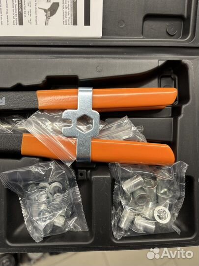 Заклепочник для резьбовых заклепок в кейсе AV Stee