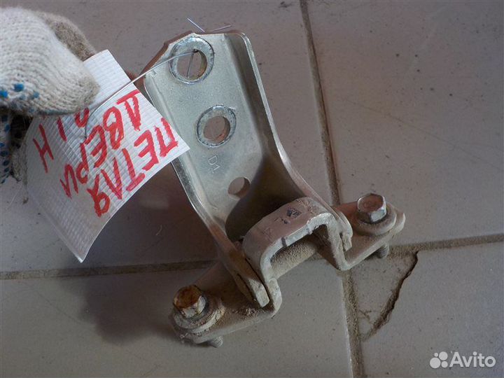 Петля двери нижняя задняя левая Mitsubishi Galant