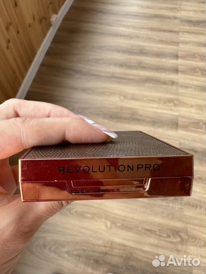 Бронзер Revolution Pro
