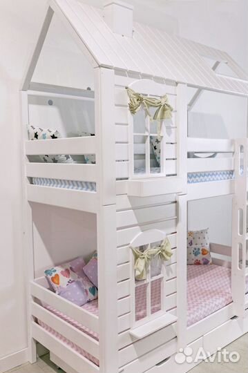 Двухъярусная кровать домик