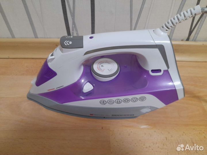 Утюг Redmond RI-C250S