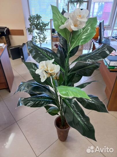 Искусственный цветок в горшке