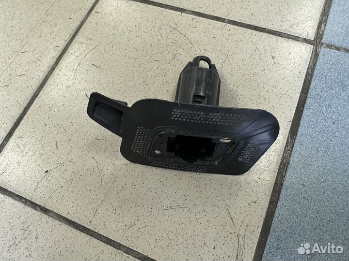 Кронштейн форсунки омывателя левый Volvo CX60