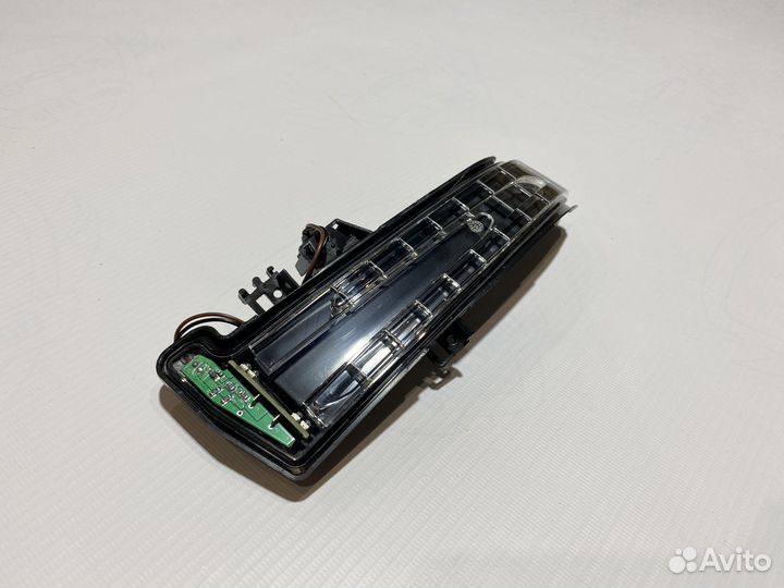 Левый поворотник Mercedes W204 W212 W207 W117