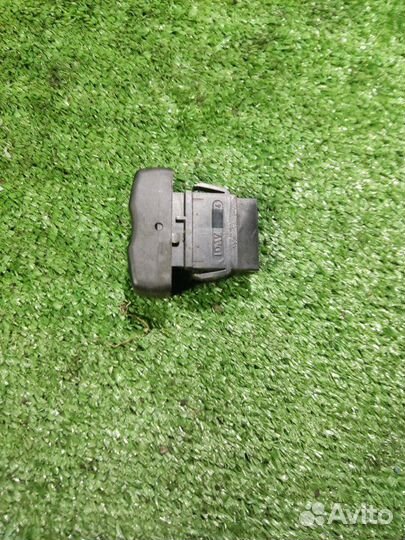 Кнопка центрального замка Renault Logan