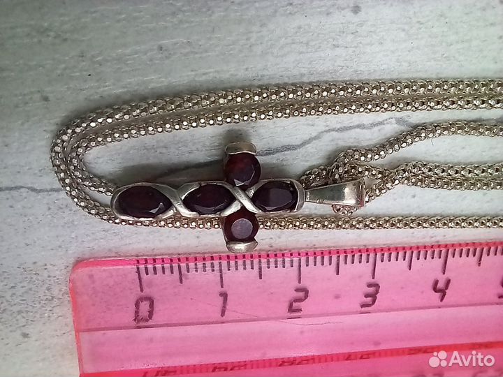 Серебряный крестик с гранатами