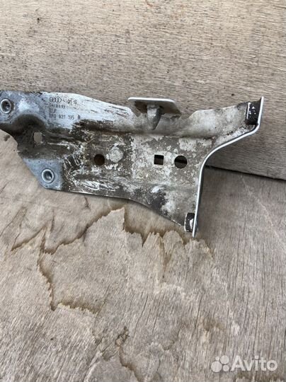 Кронштейн левого крыла Audi A3 8P