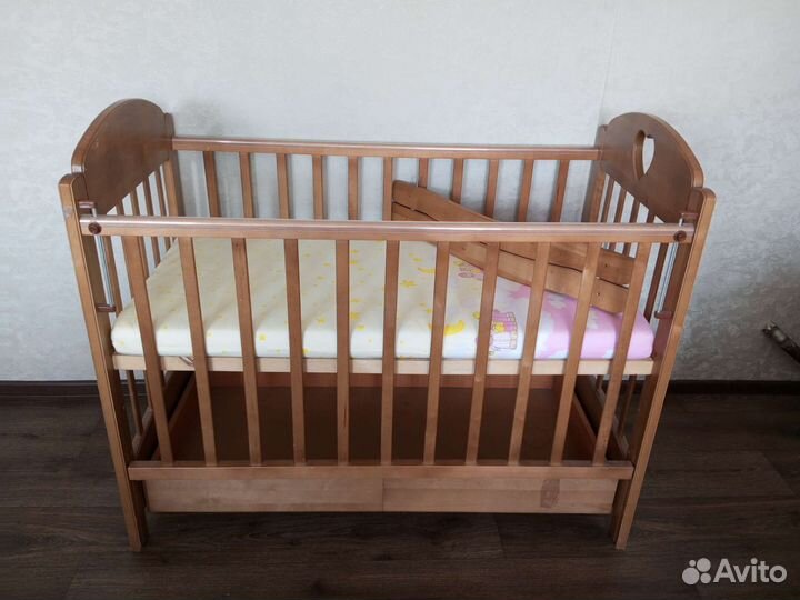 Детская кроватка с маятником и ящиком