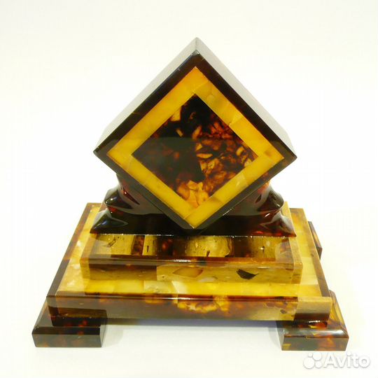 Часы настольные из янтаря 