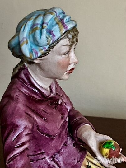 Продавщица фруктов Бисквитный фарфор.Capodimonte