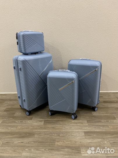 Чемодан на колесах противоударный новый