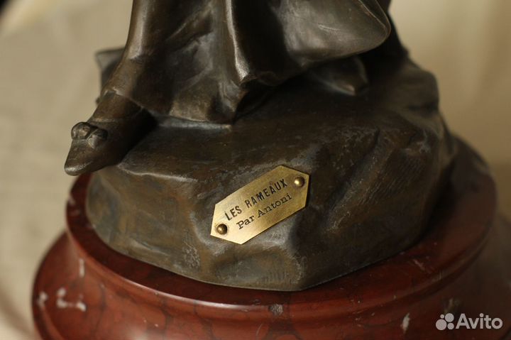 Скульптуры девушек Par Antoni