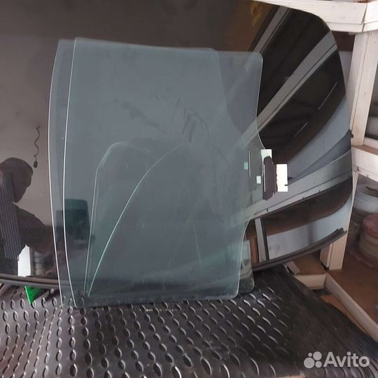 Стекла на mercedes 213
