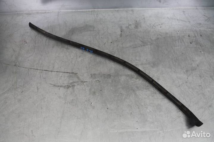 Уплотнитель двери передней левой нижний Audi A6