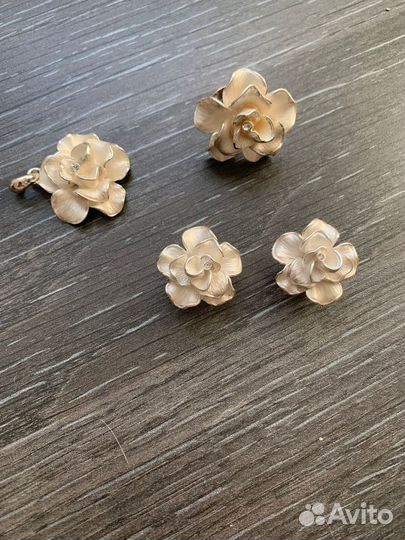 Комплект бижутерии: серьги, кольцо, подвеска