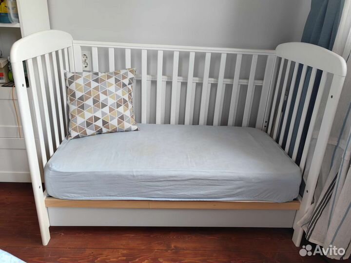 Детская кроватка и комод