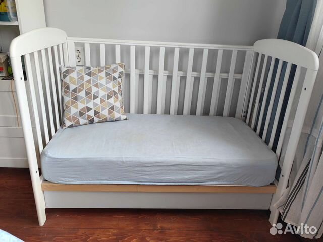 Детская кроватка и комод