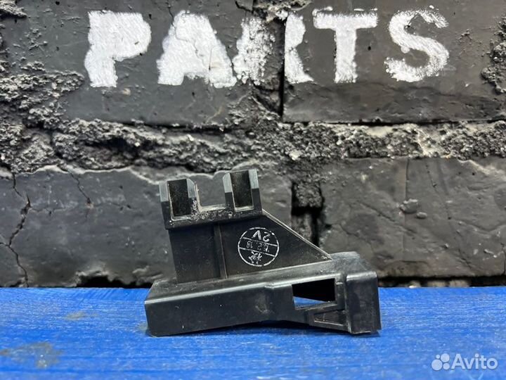 Крепление радиатора кондиционера левое Toyota Vitz