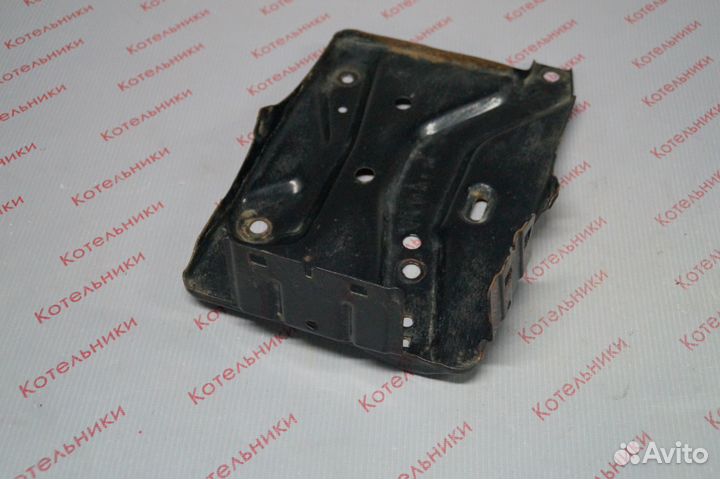 Nissan 64866-0M800 Площадка аккумулятора