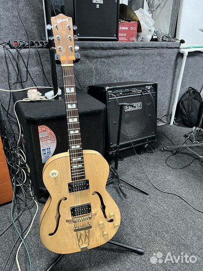 Полуакустическая гитара